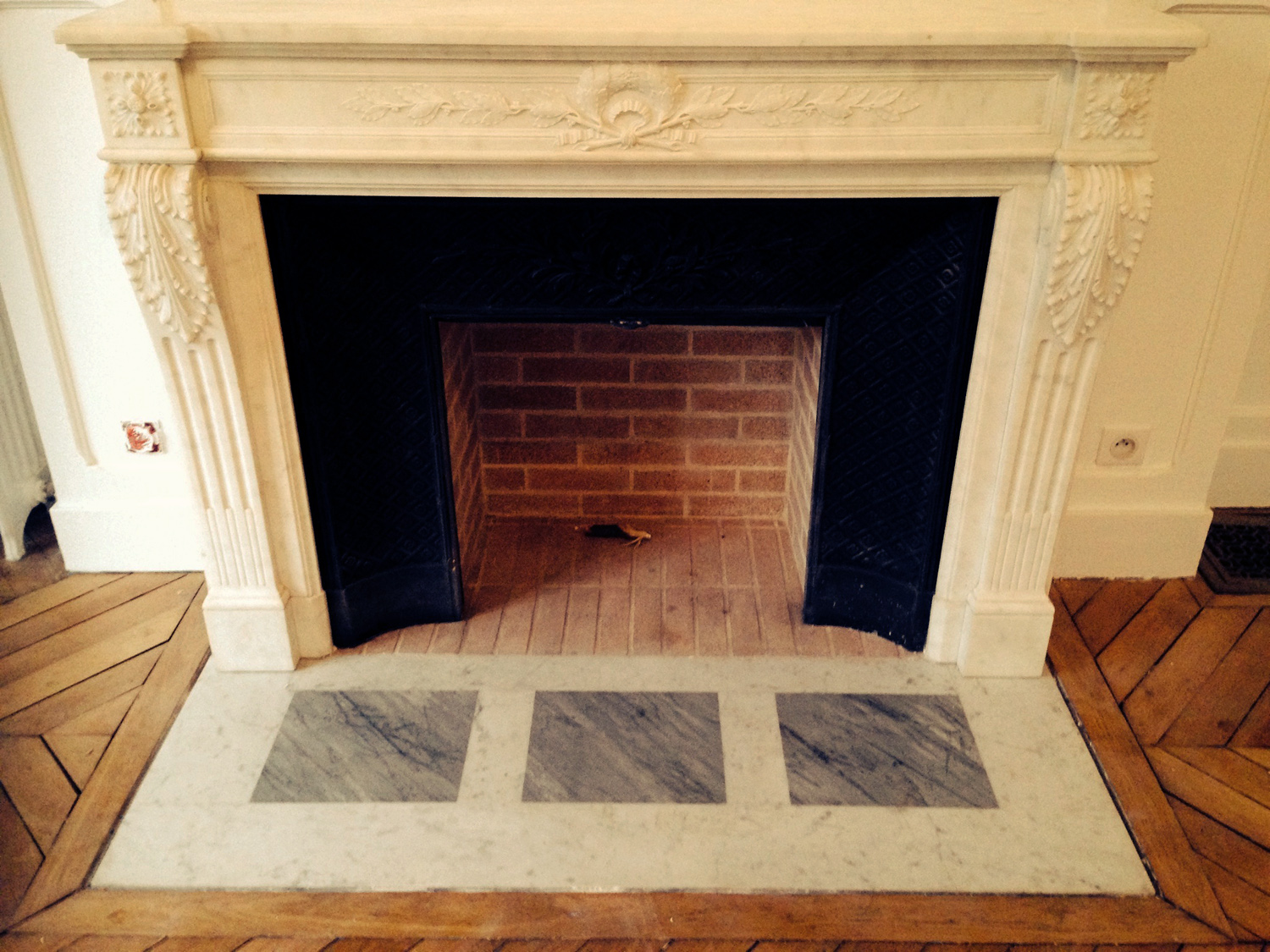 Insert bois Stuv 16 78 dans cheminée marbre existante.  Cheminée foyer  fermé, Cheminée marbre, Decoration cheminee